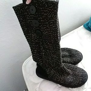 Black uggs size 6